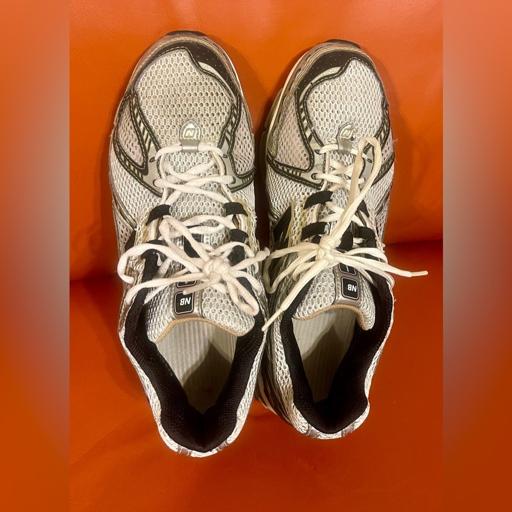 NEW BALANCE MEN’S Sneakers size 10 2E in great shape.